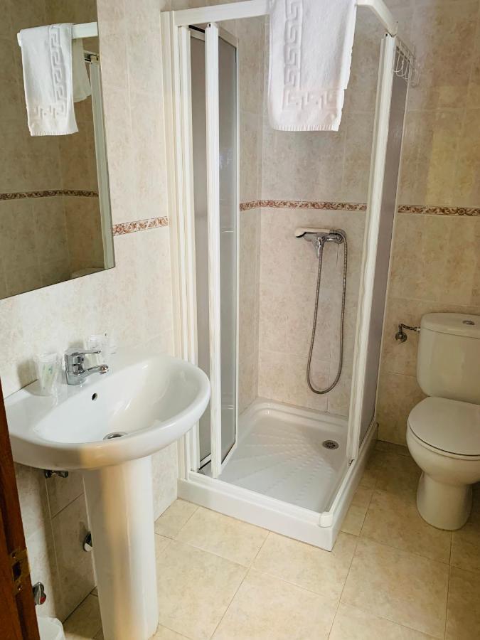 Отель Hostal La Serna Потес Экстерьер фото