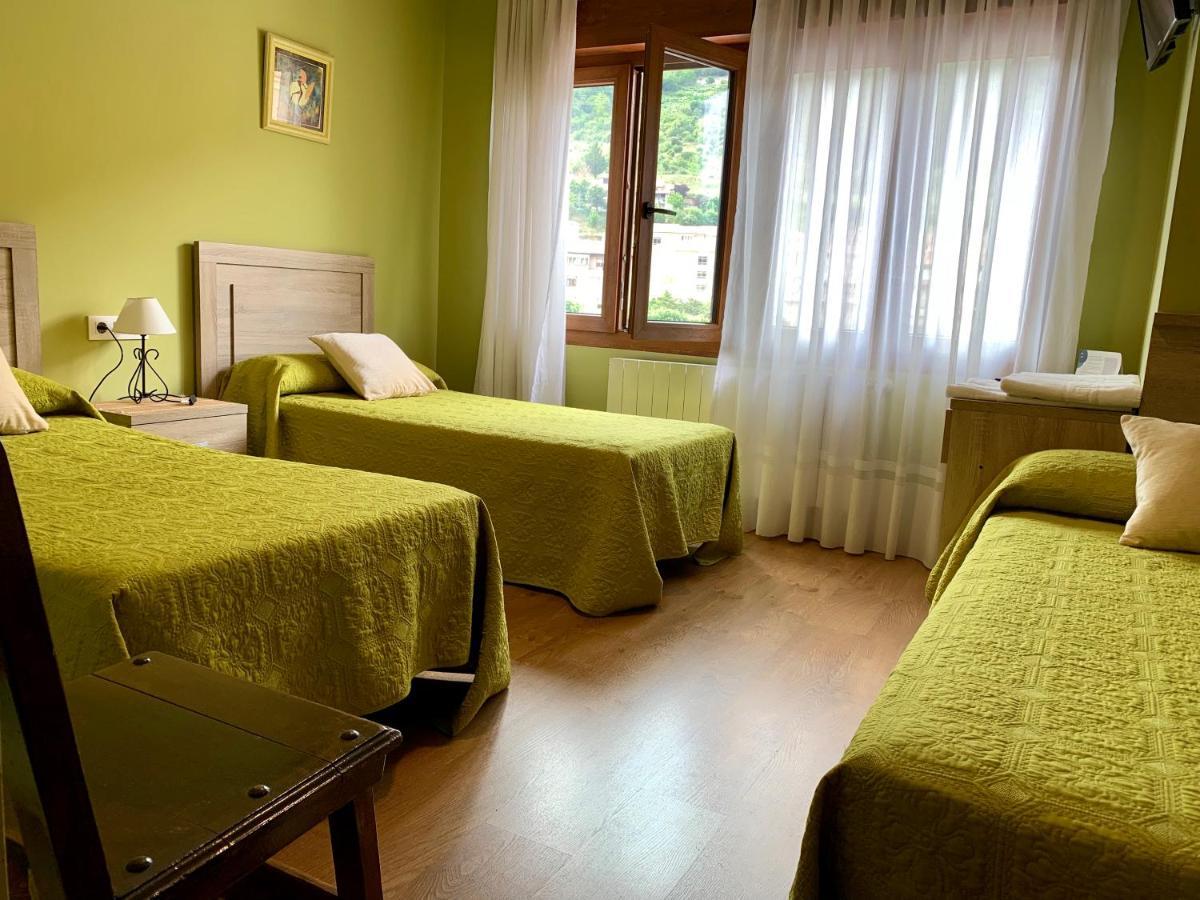 Отель Hostal La Serna Потес Экстерьер фото