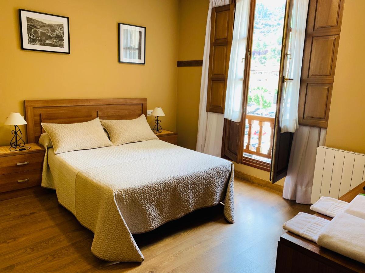 Отель Hostal La Serna Потес Экстерьер фото