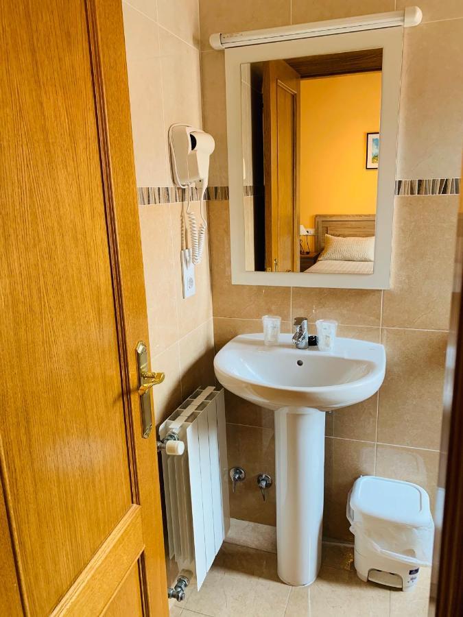 Отель Hostal La Serna Потес Экстерьер фото