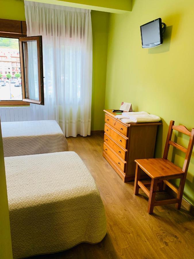 Отель Hostal La Serna Потес Экстерьер фото